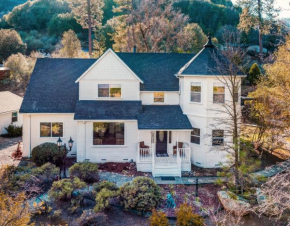 Yosemite Country House - sleeps 20 w hot tub, firepit, bonus studio